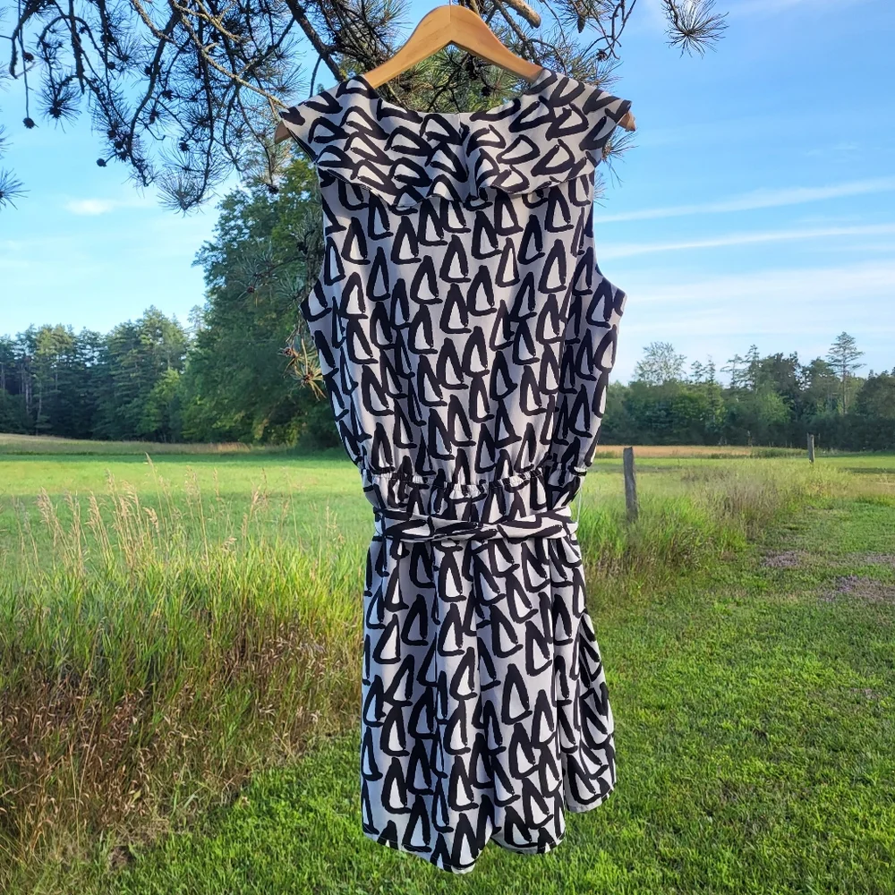 BCBGeneration belted black grey white Triangle print ruffled sleeveless romper - Picture 4 of 9